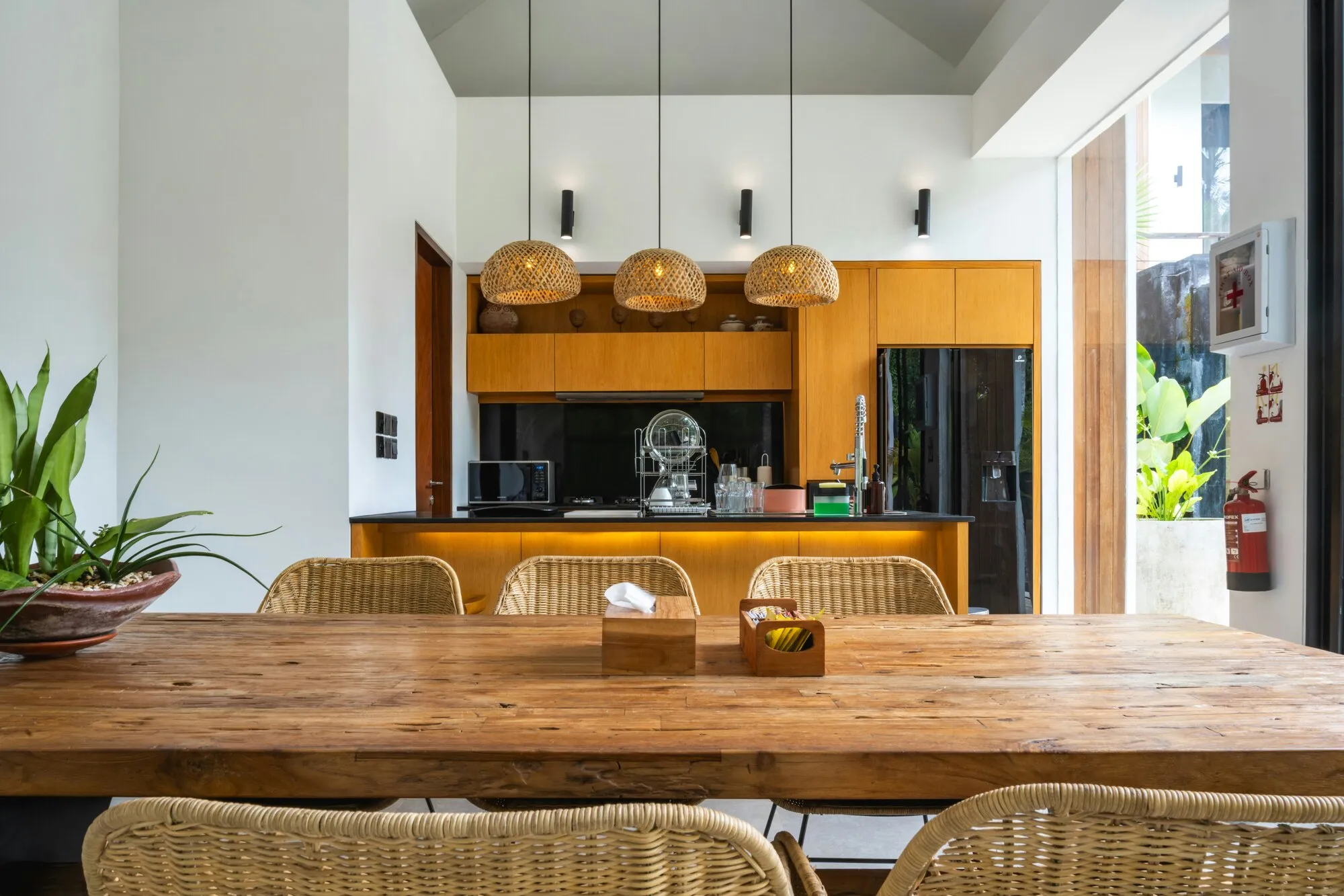 Zabudowa kuchenna na wymiar z wyspą i frontami bezuchwytowymi